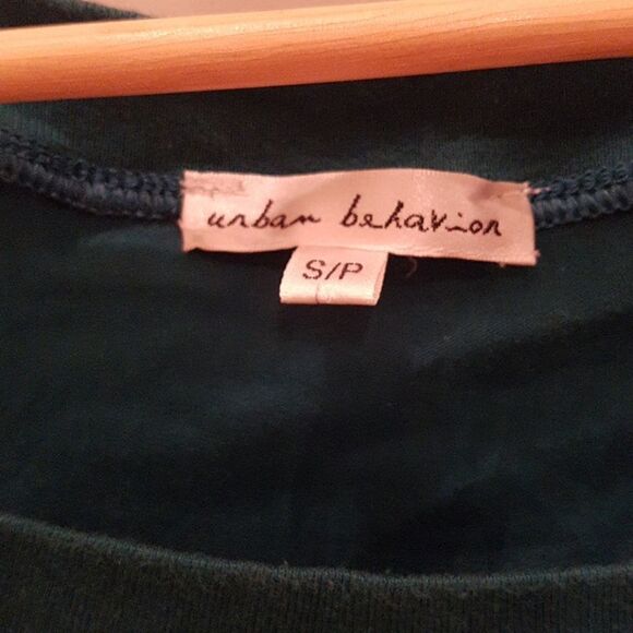 3/$20 Urban Behavior sz S green top woman - Picture 2 of 5